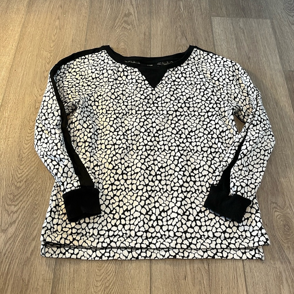 Apt 9 printed long sleeve shirt EUC